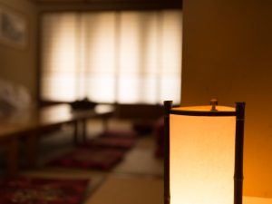 施設の共用スペース。照明が灯された温かみのある室内